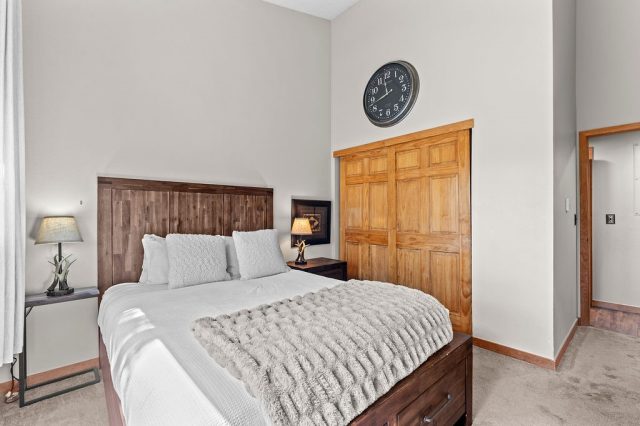 405 Four Oclock Road F photo 29
