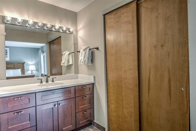 405 Four Oclock Road B photo 17