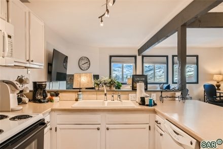Condo in Deck Gore Range Condo, Silverthorne — photo 5 Condo in Deck Gore Range Condo, Silverthorne, CO — photo 5 (MLS S375508)
