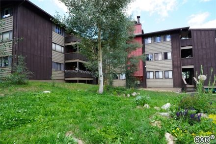 Condo in Deck Gore Range Condo, Silverthorne — photo 2 Condo in Deck Gore Range Condo, Silverthorne, CO — photo 2 (MLS S377141)